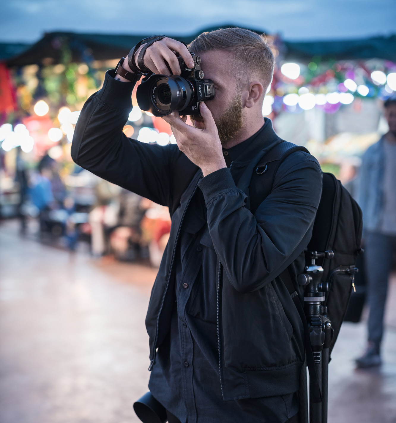 How does manual focusing work with ZEISS Batis lenses?